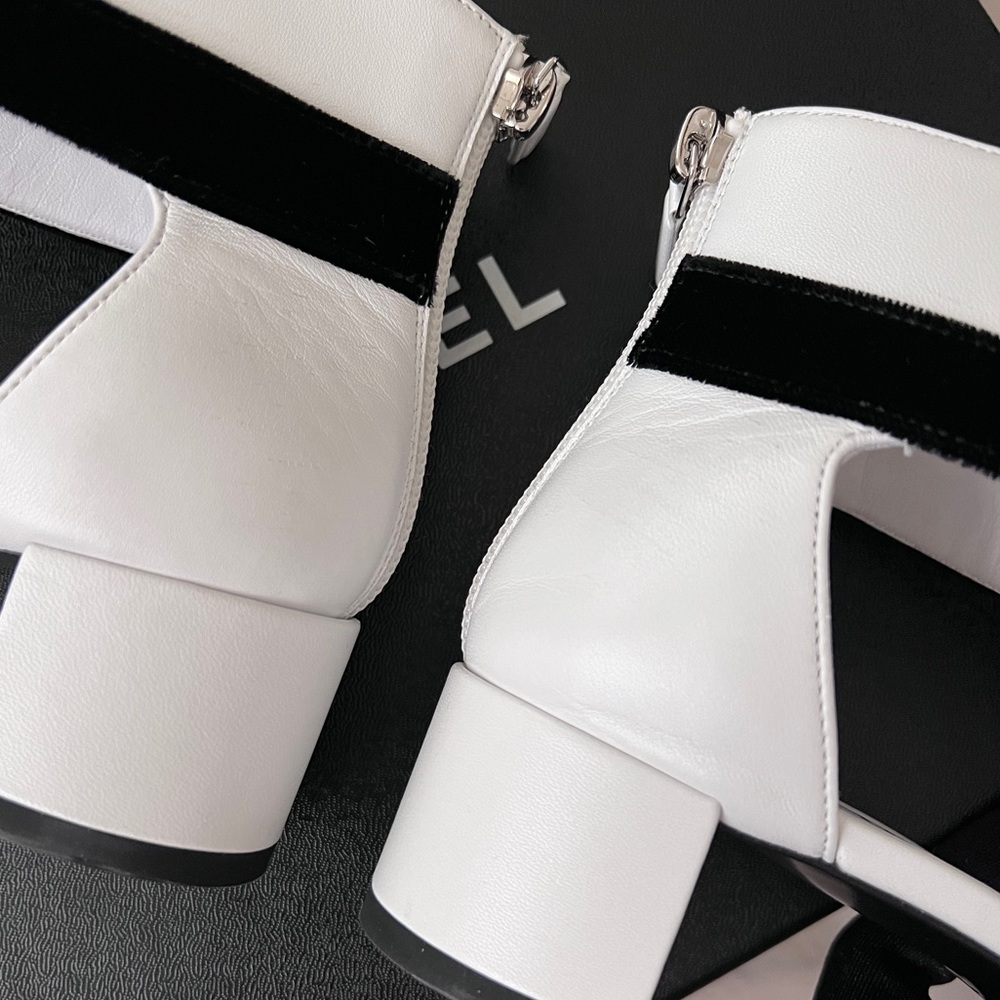 Auth Chanel White/ Black Leather Velvet Bow Pumps -Size.37.5  (PreLoved) - Picture 9 of 15